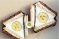 Triunghi de biscuiti cu ciocolata si banane  Sursa foto shutterstock 1675424383 jpg