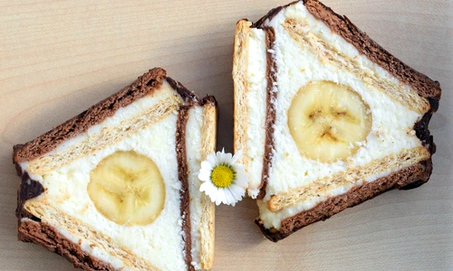 Triunghi de biscuiti cu ciocolata si banane  Sursa foto shutterstock 1675424383 jpg