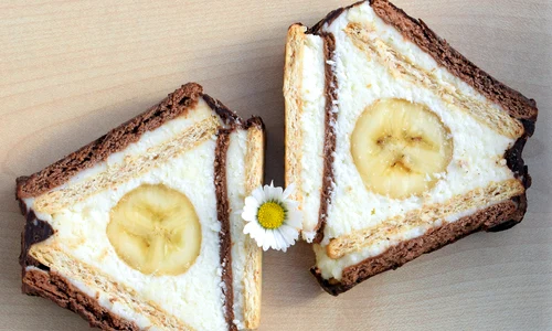 Triunghi de biscuiti cu ciocolata si banane  Sursa foto shutterstock 1675424383 jpg