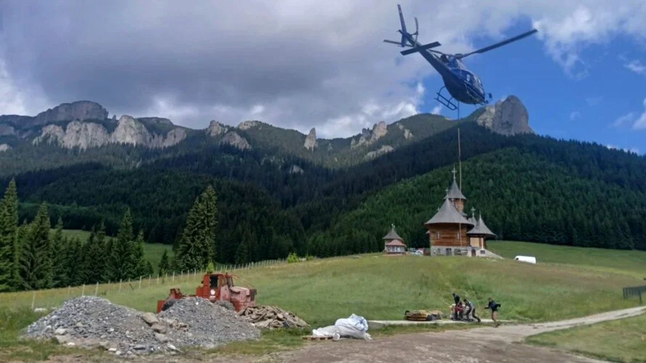 Elicopter la Mânăstirea Ceahlău