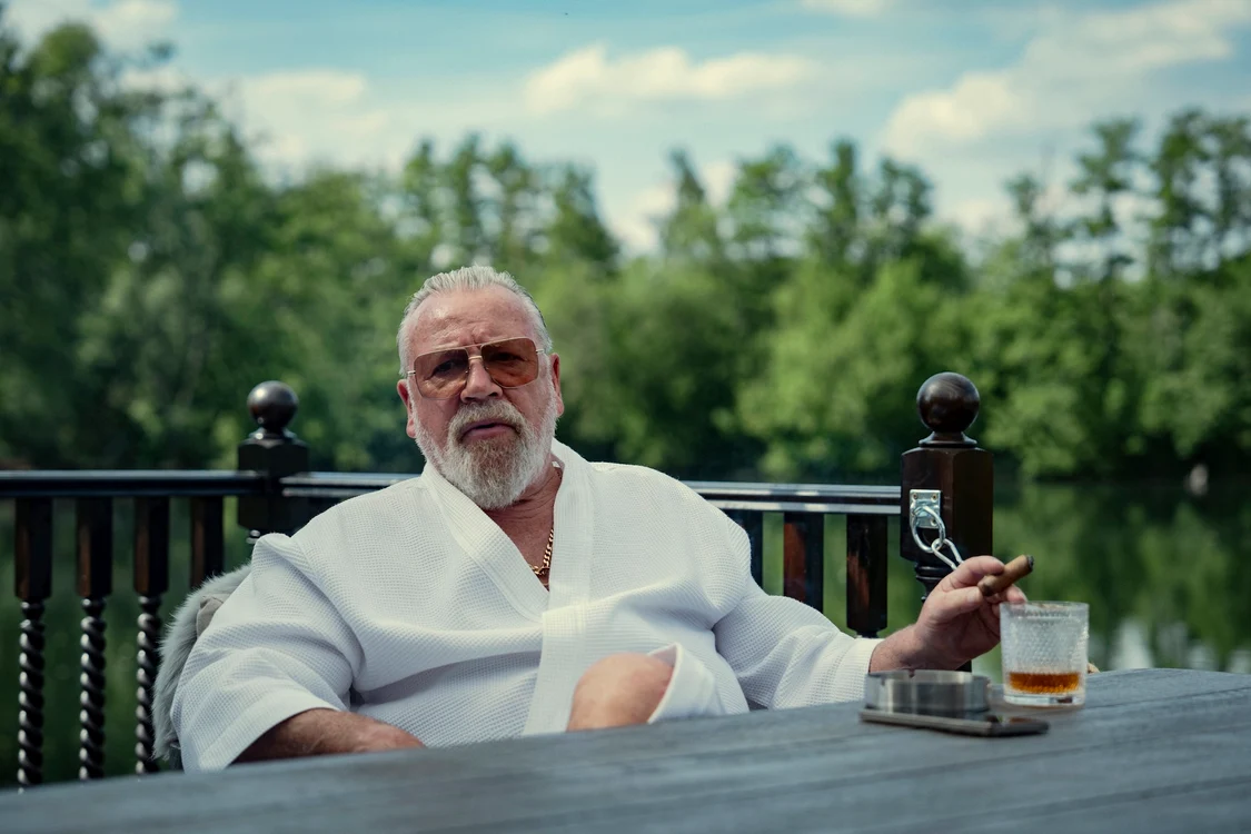 Ray Winstone îl interpretează pe Bobby Glass.