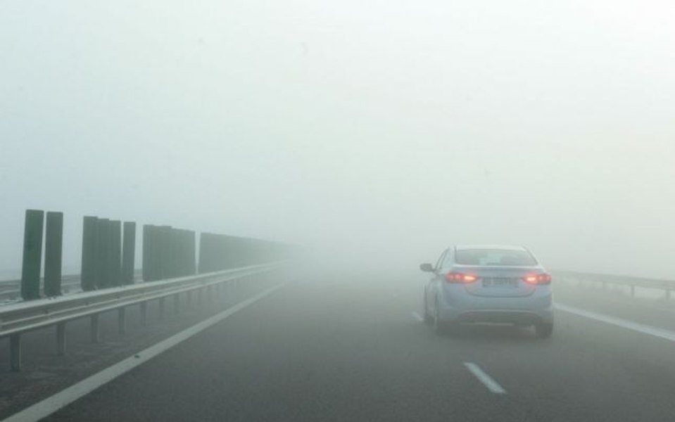 Ceață densă în Brașov și Sibiu: vizibilitate sub 50 de metri pe unele drumuri