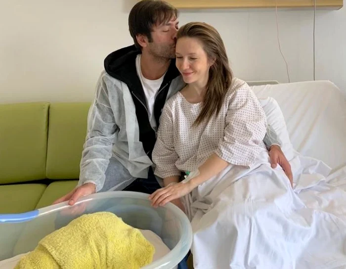 Adela Popescu a adus pe lume un băiețel