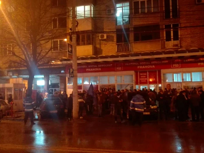 Sute de susţinători PSD, în faţa sediului partidului din Ploieşti FOTO: Diana Frîncu