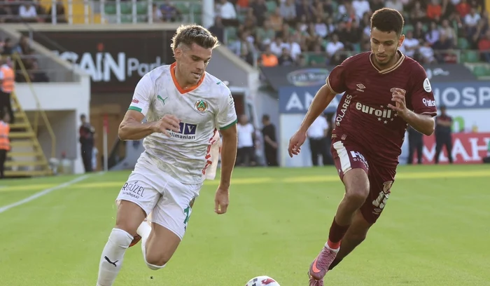 Ianis Hagi (stânga) „se înșurubează” la noua sa echipă (FOTO: Facebook/Alanyaspor)