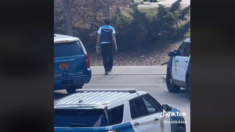 Curierul conștiincios devenit viral: a livrat un colet în timpul unei intervenții a trupelor speciale - VIDEO