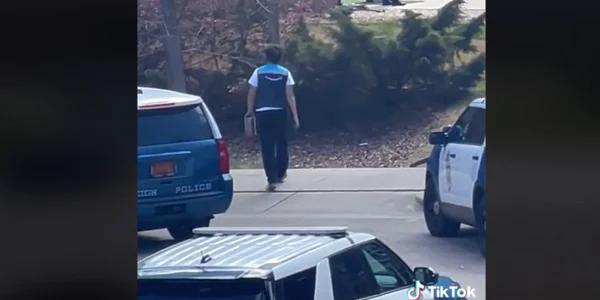 Un curier a devenit viral pentru că a lăsat un colet în mijlocul unei intervenții a trupelor speciale FOTO Captură Video jpg