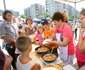 Mariana decorează spaghetele cu verdeaţă jpeg