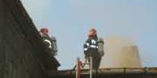 Pompierii au reuşit să stingă incendiul care risca să se extindă şi să facă scrum toată fabrica 