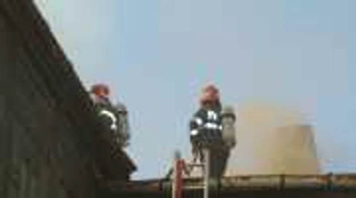 Pompierii au reuşit să stingă incendiul care risca să se extindă şi să facă scrum toată fabrica 