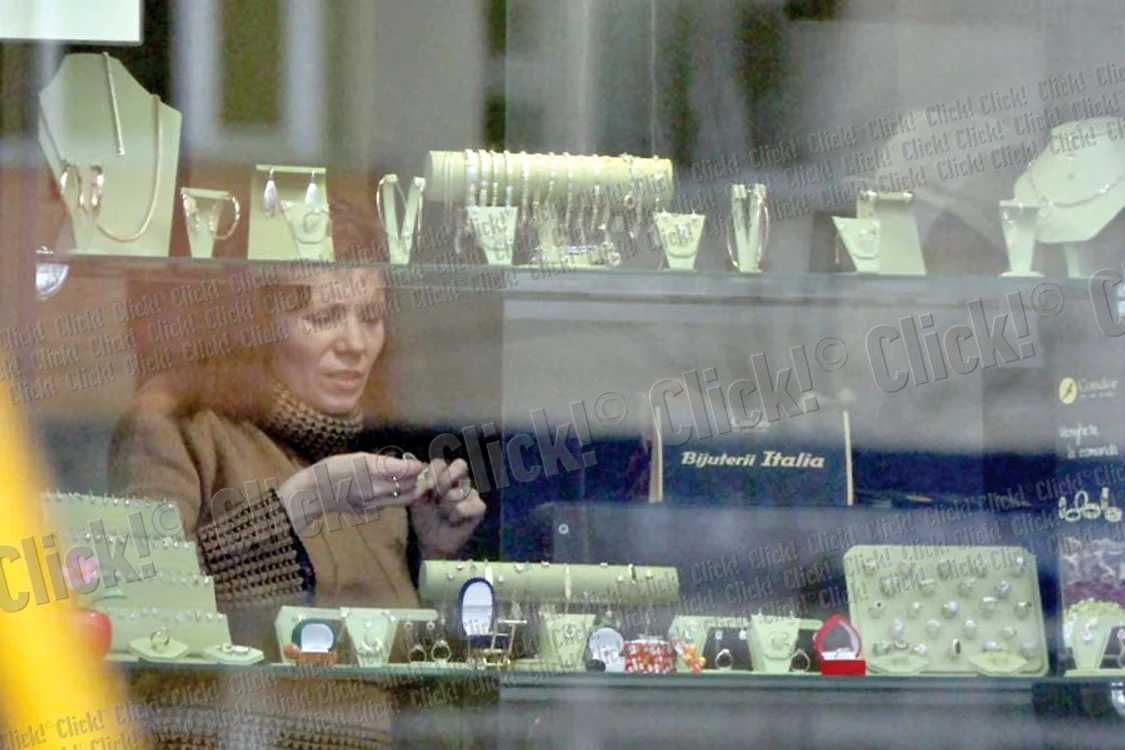 Oana Lis e foarte  supărată când iese  de la amanet (Fotografii: blitz)