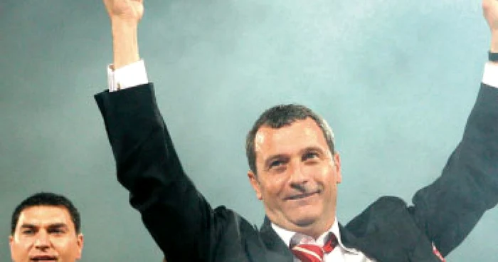 Rednic cheamă acţionarii în instanţă