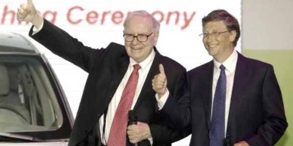 Bill Gates a donat de trei ori mai mulţi bani decât prietenul său Warren Buffett
