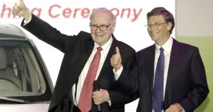 Warren Buffett (stânga), alături de Bill Gates