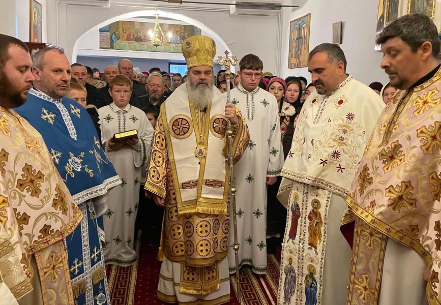 Scandal în Vaslui. Preoții caută donații pe Facebook, după ce ar fi fost îndemnați să cumpere veșminte scumpe de protocol 