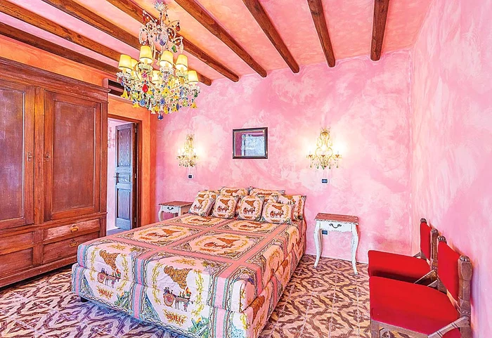 Cumpărătorul păstrează  inclusiv cuverturile şi  cearşafurile din mătase