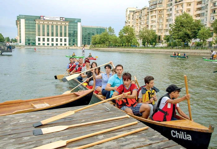 Romina Selene Rossi a venit tocmai din Argentina ca să predea cursuri de yoga pe placa de surfFoto: Bucureştiul optimist
