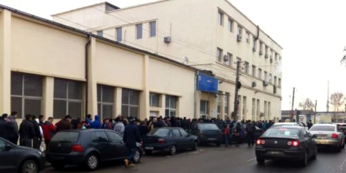 Cozile la Înmatriculări sunt uriaşe. FOTOCamelia Vlad