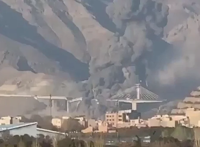 Trump a distribuit imagini cu distrugerea „celui mare pod din Iran”: „E timpul să încheie un acord înainte să nu mai rămână nimic”