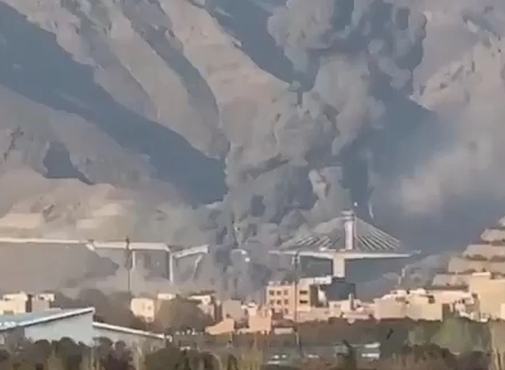 Trump a distribuit imagini cu distrugerea „celui mare pod din Iran”: „E timpul să încheie un acord înainte să nu mai rămână nimic”