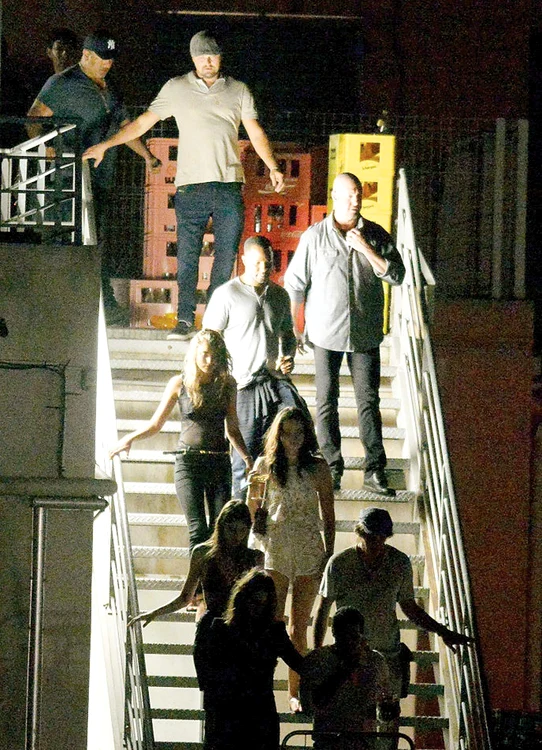 Actorul le-a pus pe fete să iasă din club înainte, în compania prietenilor şi a bodyguarzilor