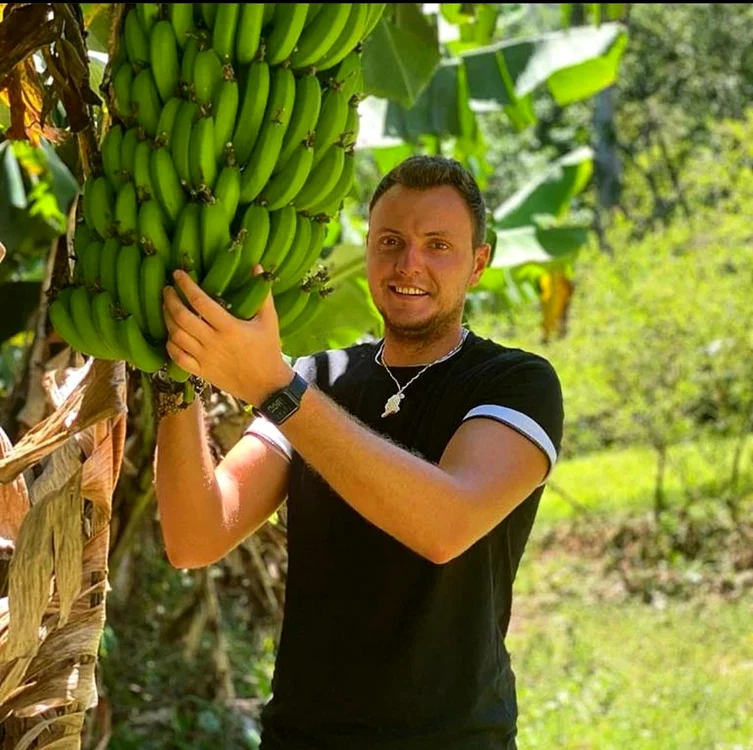 Andrei Onofrei, reporterul  de la Survivor, se relaxează  în pauzele de filmare