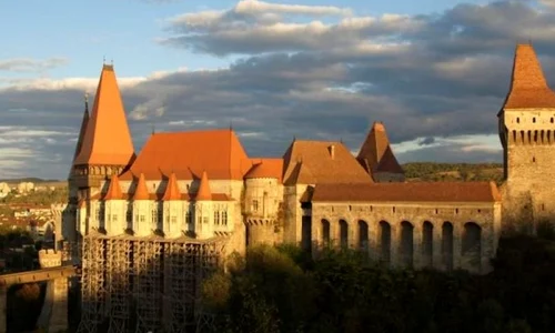 Castelul Corvinilor readuce la viață Hunedoara jpeg