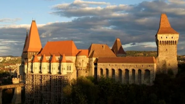 Castelul Corvinilor readuce la viață Hunedoara jpeg