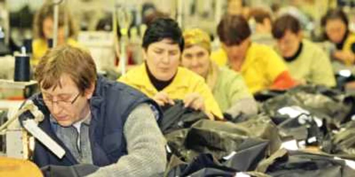 Muncitorii de la Motexco sunt plătiţi în funcţie de câte haine produc