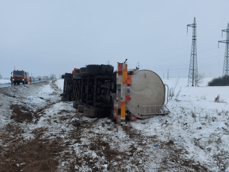 O cisternă încărcată cu combustibil s-a răsturnat la ieșire din Slobozia