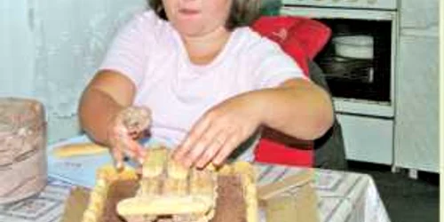 Ana Maria ornează una dintre  prăjiturile ei preferate cu cremă  de cacao  