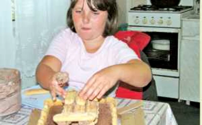 Ana Maria ornează una dintre prăjiturile ei preferate cu cremă de cacao