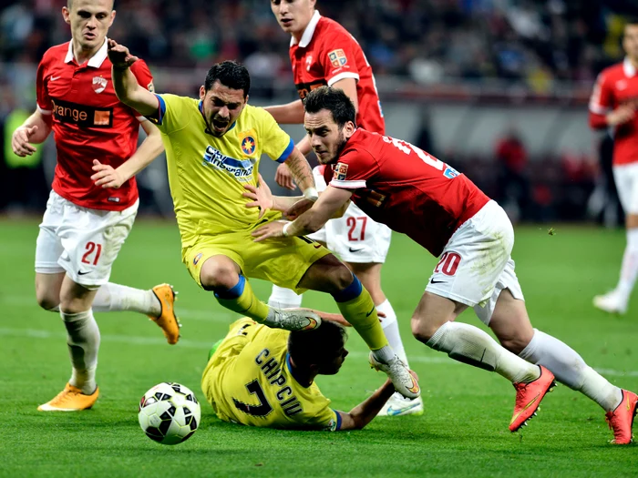 
    Stanciu este împins de Bărboianu la faza primului penalty al Stelei  