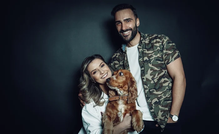 Andrei Paraschiv si iubita Hera, alaturi de catelul ei