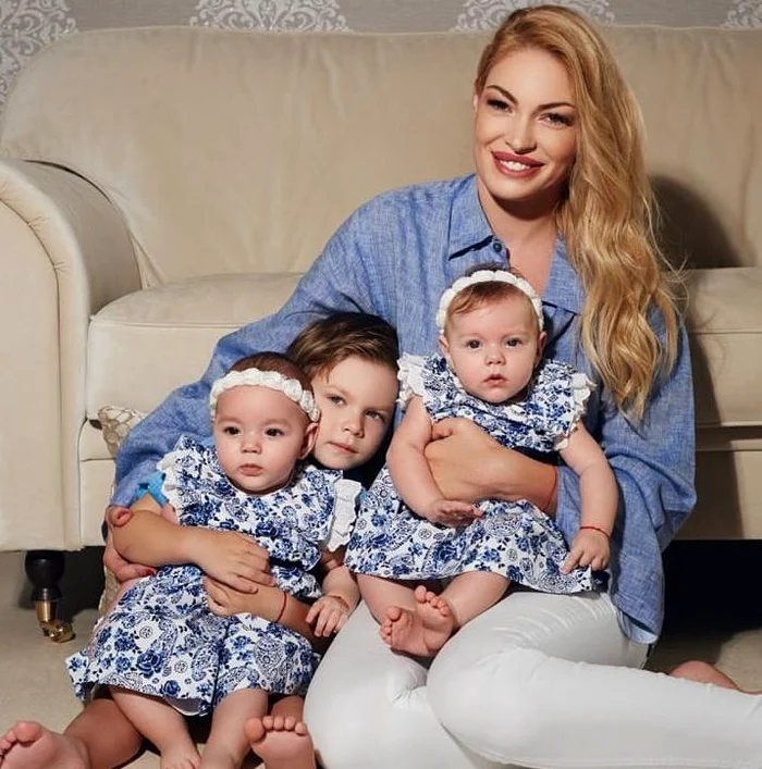 
    Valentina şi-a fotografiat  gemenele în ziua de Sf. MariaFoto: arhivă personală  