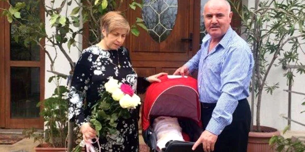 Marcela şi Dorin Bucă împreună cu minunea din viaţa lor FOTO Obiectiv Vocea Brăilei