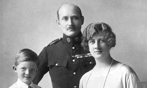 Prințul Arthur de Connaught, cu soția Prințesa Alexandra, a doua Ducesă de Fife, și fiul lor, Alastaire Windsor, 1920   profimedia 0116375663 jpg