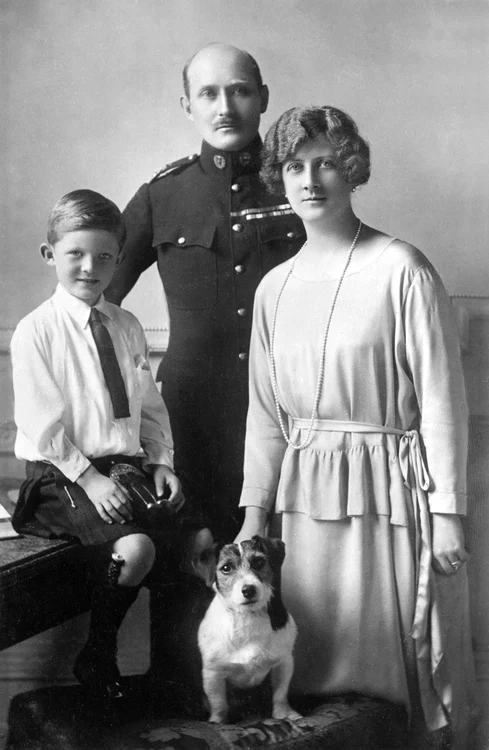 Prințul Arthur de Connaught, cu soția Prințesa Alexandra, a doua Ducesă de Fife, și fiul lor, Alastaire Windsor, 1920   profimedia 0116375663 jpg