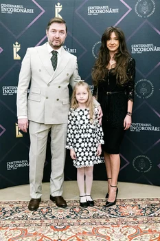 Tabloul de familie perfect. Foto: Facebook/Ioana Dichiseanu