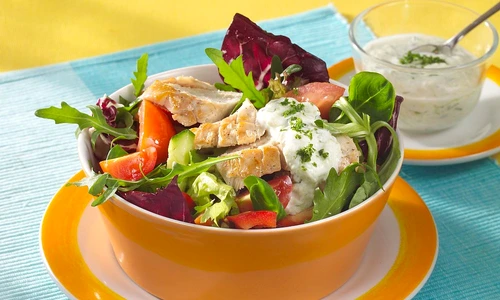 salata cu piept de pui si legume jpeg