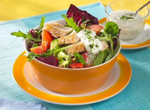 salata cu piept de pui si legume jpeg