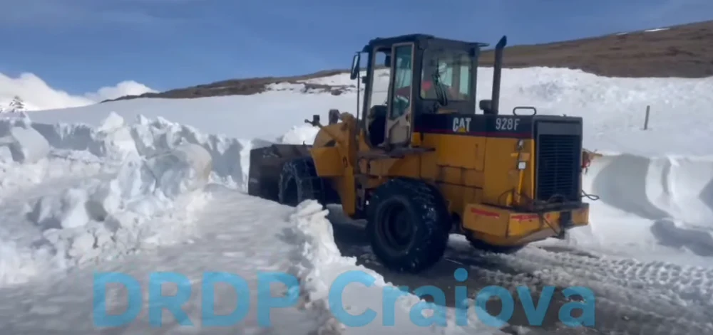 Imagini spectaculoase de pe Transalpina, în plină primăvară: drumul este încă acoperit de un strat generos de zăpadă