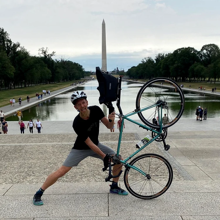 Markus Pukonen, fotografiat alături de bicicleta sa, în Washington DC