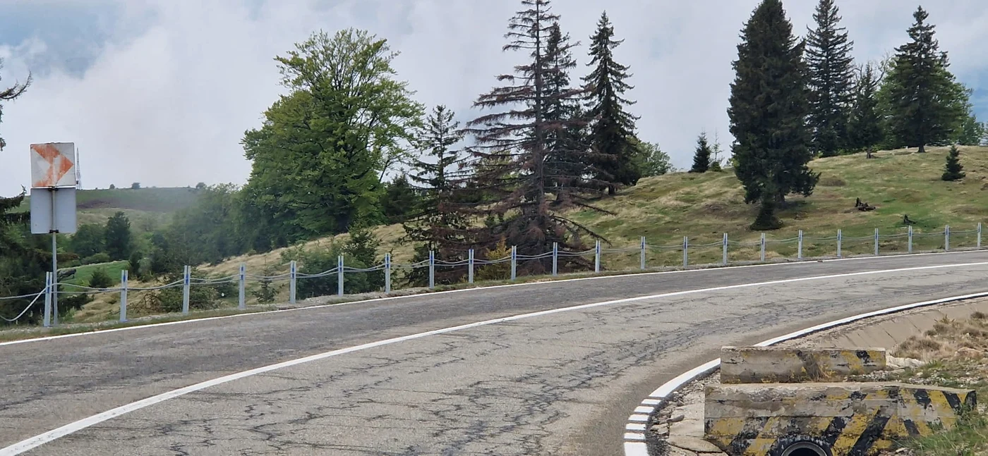 Parapetele din cabluri a fost montat pe Transalpina Foto: Alin Ion