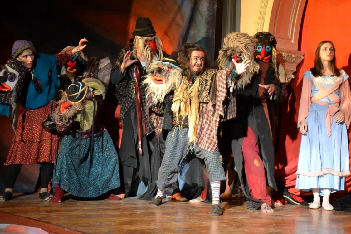 Şi pe scena teatrului, Iulian este în centrul atenţiei