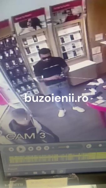 Culmea tâlhăriei: individ filmat când fura un smartphone dintr-un magazin, de față cu mai mulți clienți VIDEO