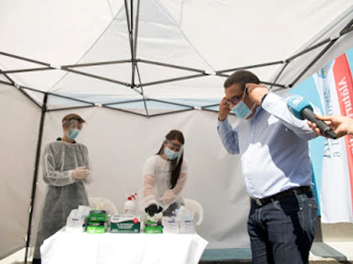 Al doilea pas este să-ți pui masca pe față