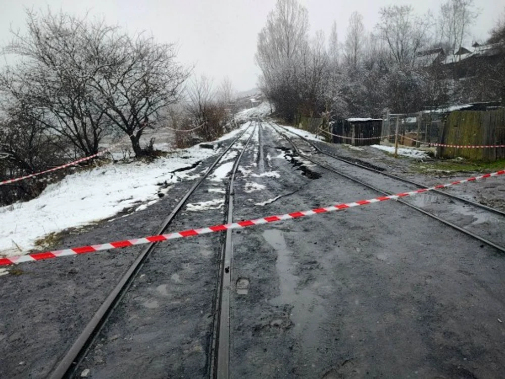 Calea ferată afectată de alunecarea de teren. Foto: Cronica Văii Jiului.
