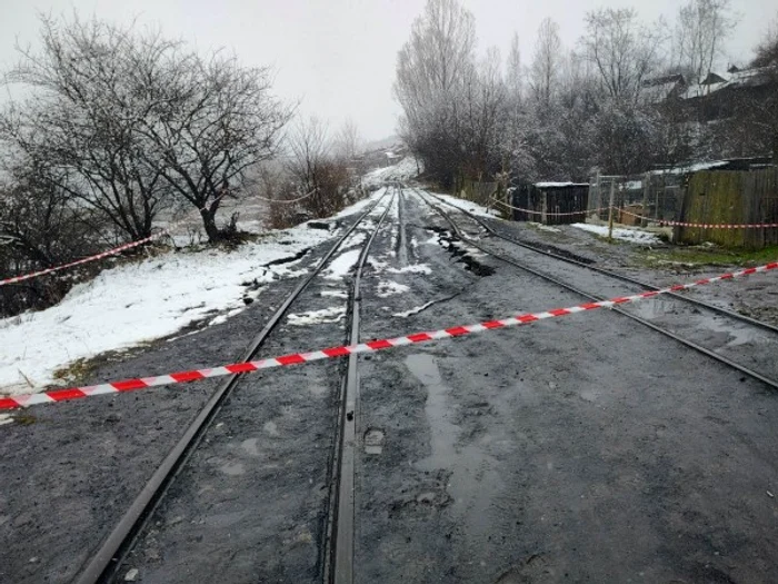 Calea ferată afectată de alunecarea de teren. Foto: Cronica Văii Jiului.