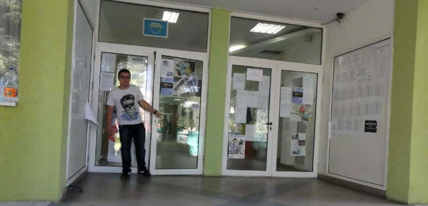 Liceenii din Slatina au ieşit surâzând de la proba scrisă la Limba română... (FOTO: Mugurel Manea)